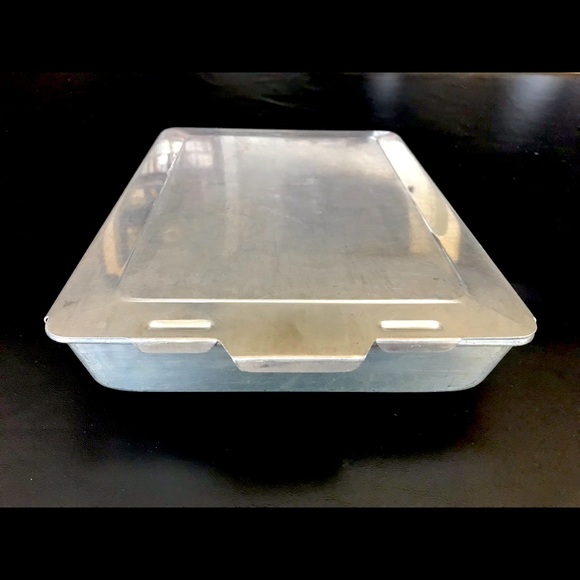 WearEver Kitchen Vintage Aluminum Cake Pan With Sliding Lid